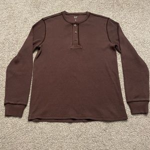 GAP Men’s Henley Shirt. Size: Medium Color: Marron. NWOT